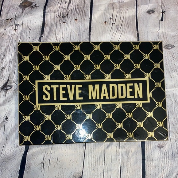 MK set scarf and medium wristlet wallet NWT - Picture 4 of 4